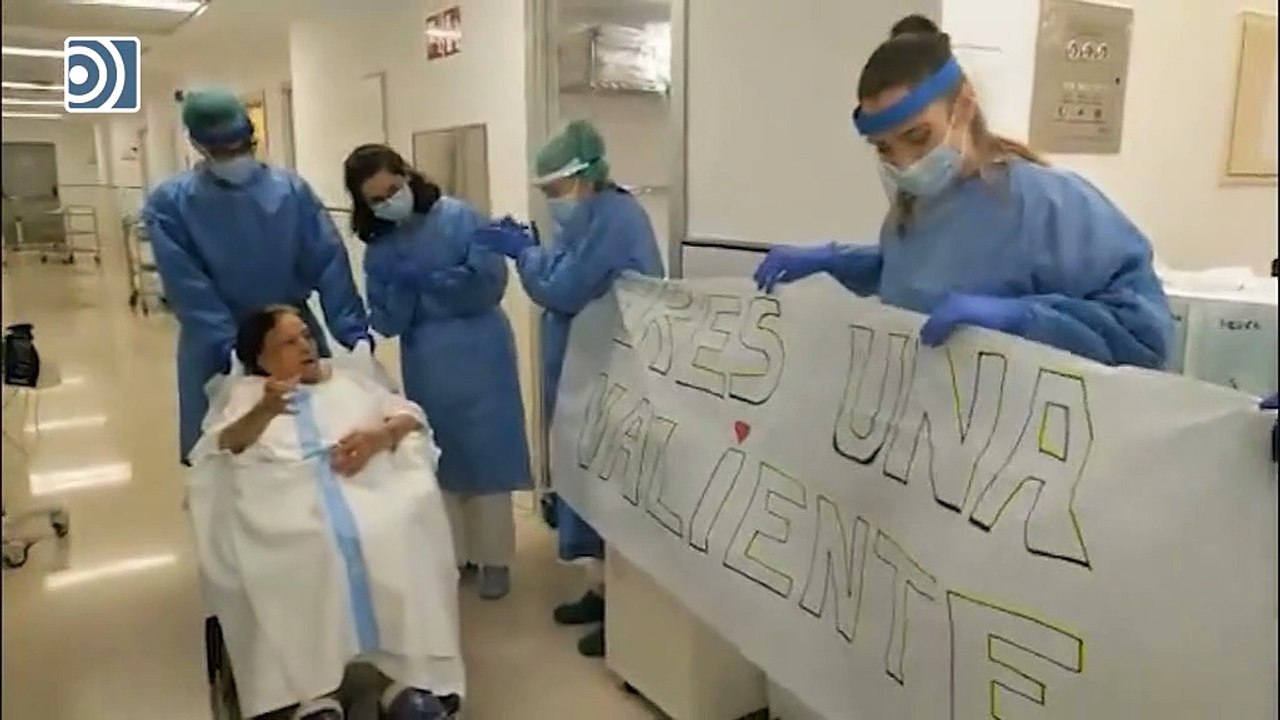 Una mujer de 88 años recibe el alta en Ibiza entre vítores y aplausos