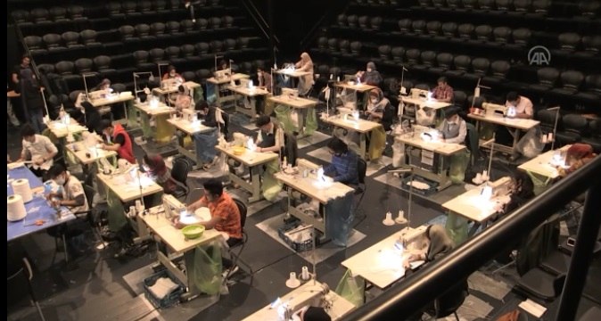 Seniman Iran Sulap Gedung Teater untuk Produksi Masker