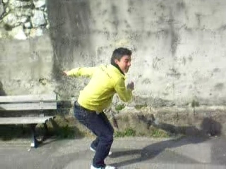 Juvanon sur le mur x3.