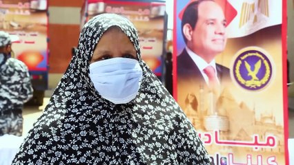 بكمامات على الوجه.. الشرطة توزع كراتين غذائية على المواطنين