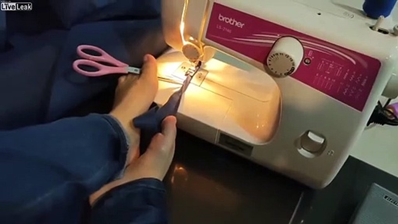 Sans mains, elle coud avec les pieds des protections pour les médecins !