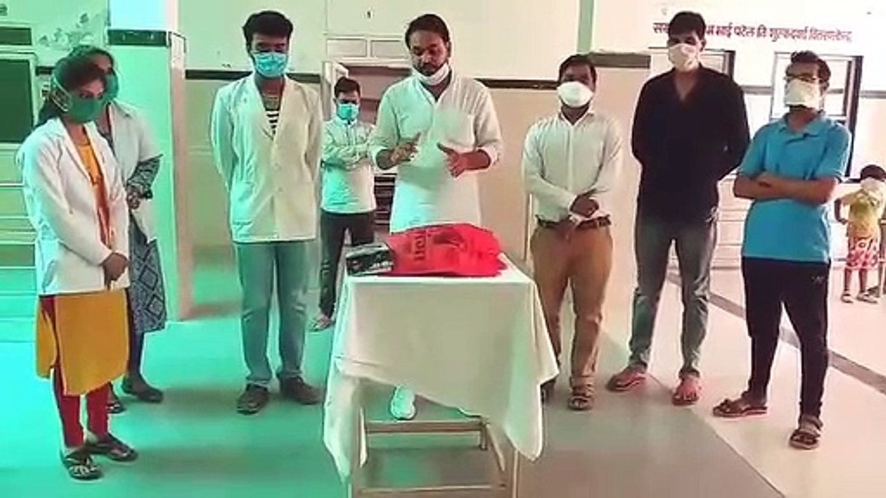 डॉक्टरों को पीपीई किट खुद  के खर्च में उपलब्ध करवाई