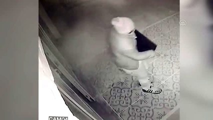 İki iş yerinden hırsızlık yaptığı iddia edilen zanlıyı ayakkabısı ele verdi