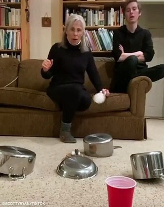 Voici une idée de jeu intéressante pour vous amuser en famille durant ce confinement. Il consiste à faire entrer une balle dans un gobelet après quelques rebondissements sur des casseroles et poêles.