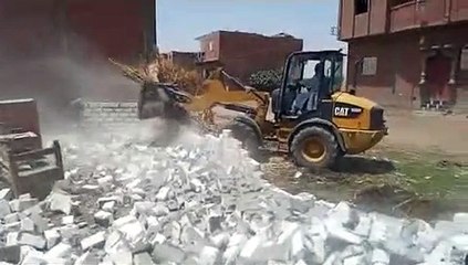 حملات مكثفة لإزالة التعديات على الأراضى بأسيوط