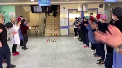 Koronavirüsü yenen doktor alkışlarla taburcu edildi