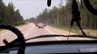 Des russes complètement dingues transportent un tronc d'arbre en voiture