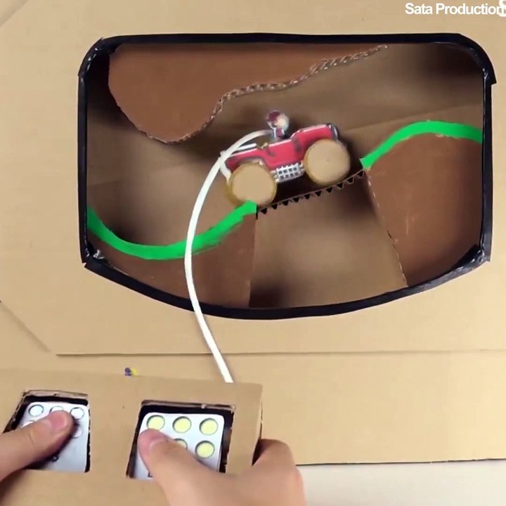 Il fabrique un jeu vidéo en carton en mode Hill Climb Racing et c'est juste dingue