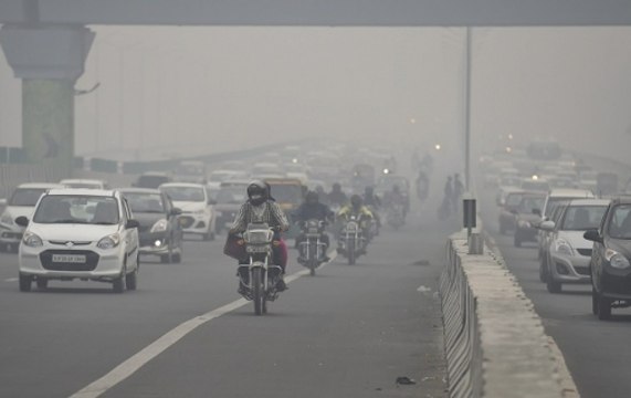 Delhiites struggle to breathe as thick smog engulfs national capital ahead of Diwali
