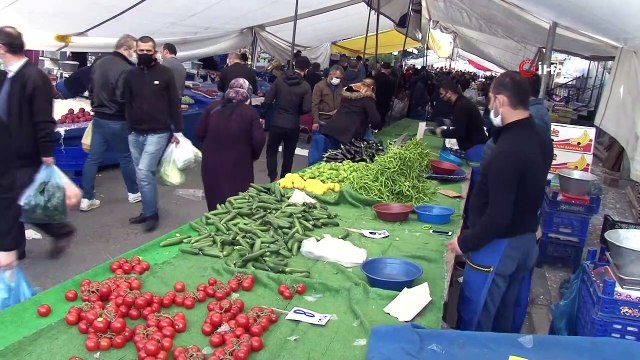 Sultangazi semt pazarında koronavirüse rağmen alışveriş yoğunluğu