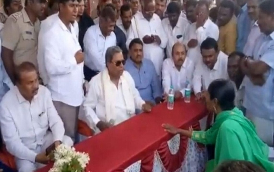 Siddaramaiah loses cool, snatches mic from woman party worker