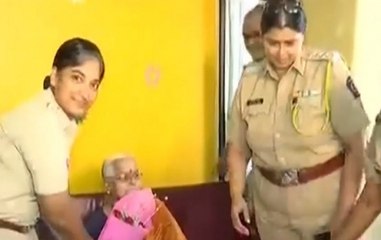 Mumbai police celebrates birthday of an old woman in Wadala