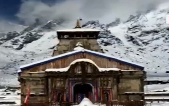 Uttarakhand: Fresh snowfall in Kedarnath attracts tourists