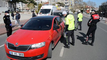 Polisi gören maske taktı