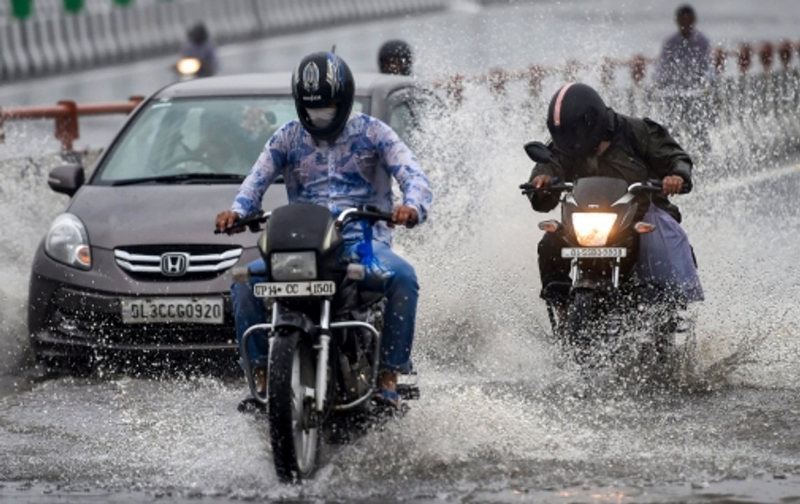 Delhi wakes up to overcast skies, heavy downpou...