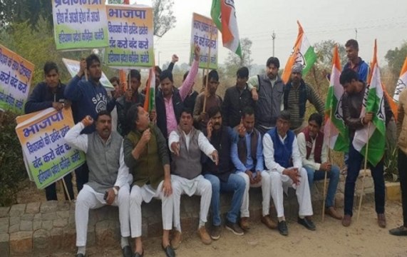 Congress protests outside Haryana hotel where K'taka BJP MLAs are lodged