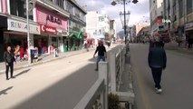 Korona virüs nedeniyle boş kalan caddede esnaf ve vatandaşlar top oynadı