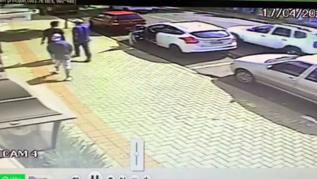 Vídeo: Ladrões rendem motorista, mas não conseguem fugir com automóvel