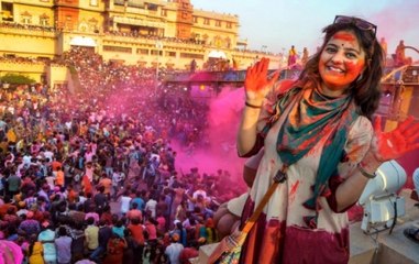What makes Vrindavan's traditional 'Hora' different from Holi festival