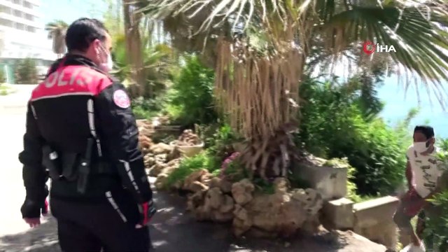 Sokağa çıkma yasağı öncesi deniz keyfine polis engeli