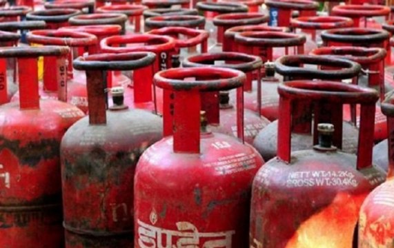 Uttarakhand: Gas cylinder loaded truck catches fire in Kotdwar