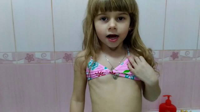 Sophia Carinha de Anjo Mostrando a Lol Surprise - Corante Divertido na Hora do Banho