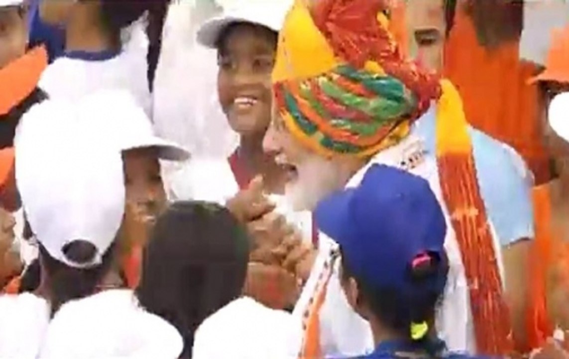 Independence Day: PM breaks protocol again, meets little compatriots