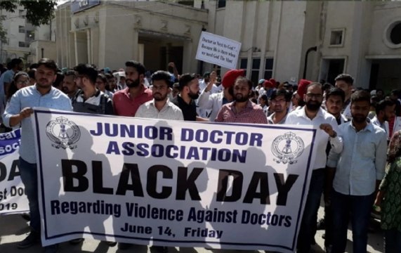 Standoff between Mamata govt, doctors continues, patients suffer