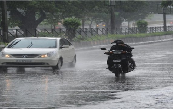 Breaking: 2 persons die as wall collapses due to heavy rains in Pune
