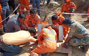 Tải video: Punjab: Two-year-old boy falls into borewell, rescue operations on