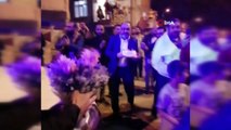 Kavgaya gelen polisleri pasta ve çiçeklerle karşıladılar, sosyal mesafeyi unuttular