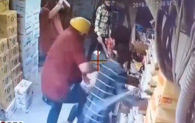 Download Video: Watch: Goons thrash businessman in his own store in Delhi