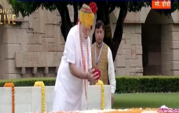 Independence Day: PM Modi pays tributes to Mahatma Gandhi at Rajghat