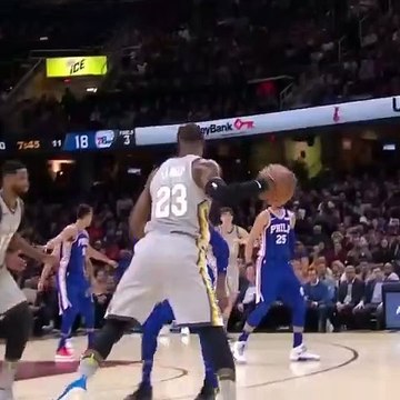 Je suis tellement fort que je dribble mes adversaires et mes coéquipiers, je m'appelle LeBron James !