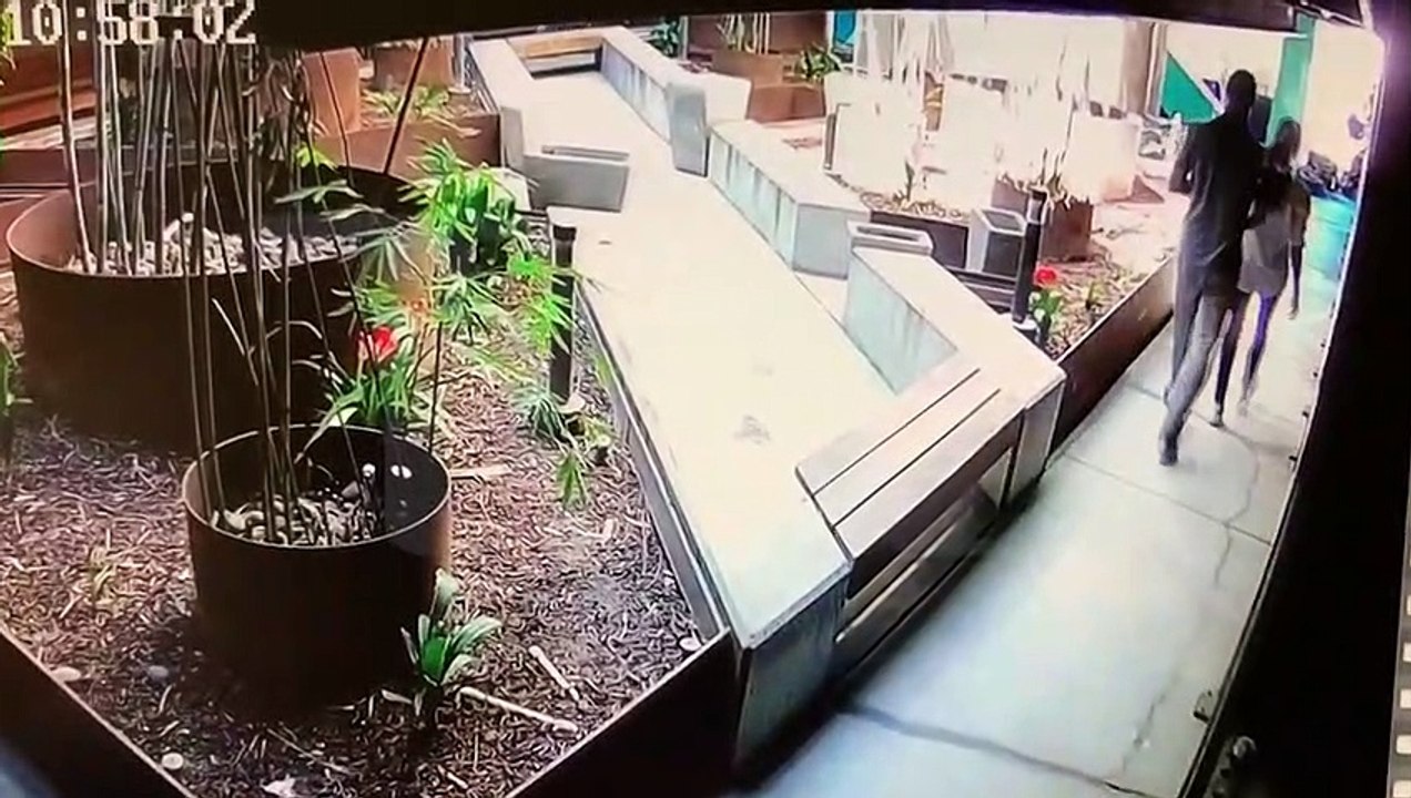 Meghan Markle y el príncipe Harry repartieron bolsones de comida para los aislados por el coronavirus en Los Ángeles