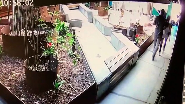 Meghan Markle y el príncipe Harry repartieron bolsones de comida para los aislados por el coronavirus en Los Ángeles