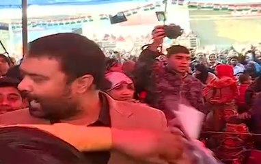 Скачать видео: News Nation Journalist Deepak Chaurasia Attacked At Shaheen Bagh