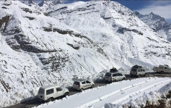 14 Tourists Stranded Near Rohtang Pass Rescued By BRO