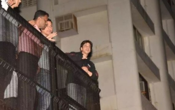 Shah Rukh Khan Greets His Fans At Mannat On His 54th Birthday