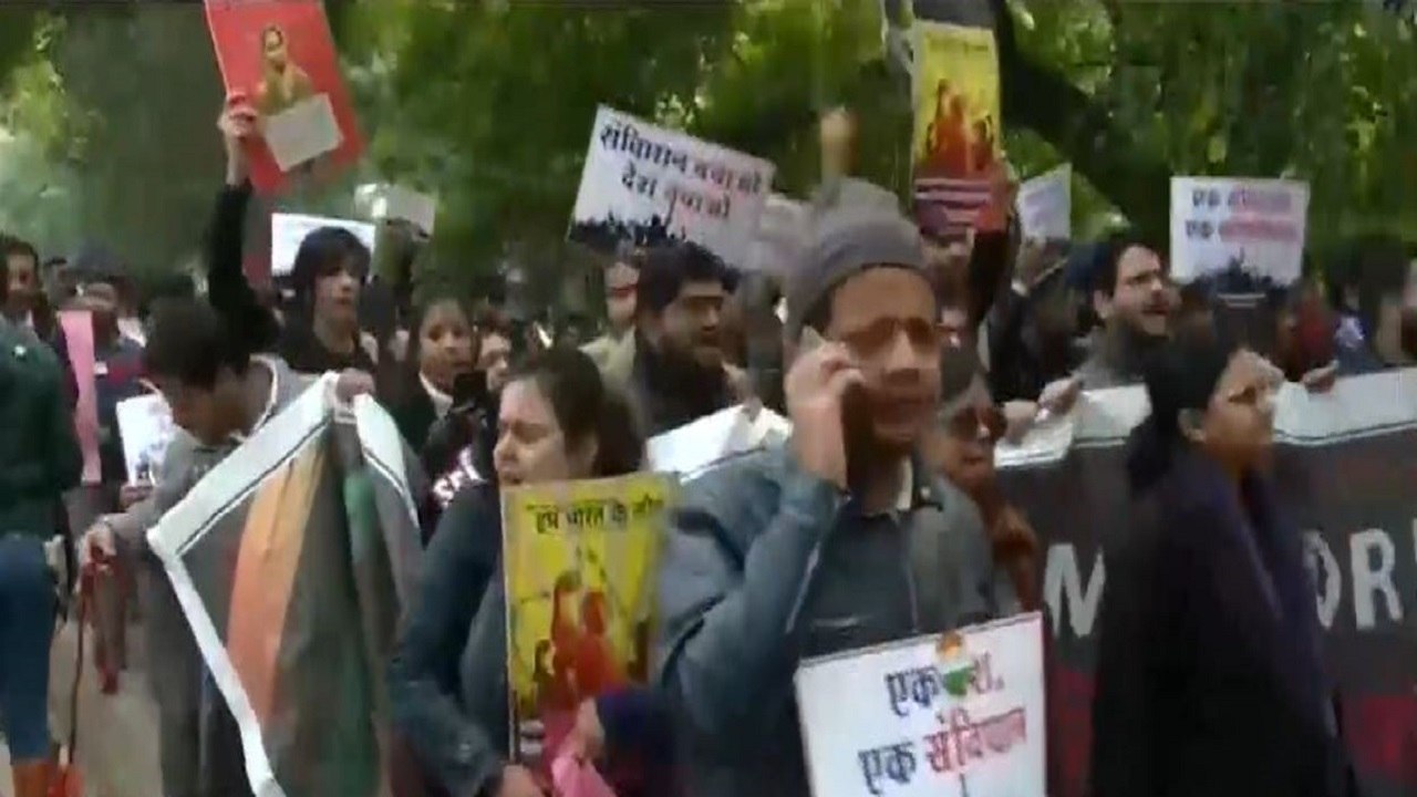 Khoj Khabar: Jamia Students Continue Anti-Citizenship Law Protests