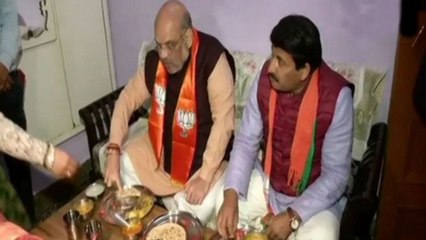 Télécharger la video: Amit Shah's Humble Meal At Delhi BJP Worker's House After Campaigning