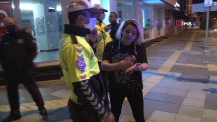 Kısıtlama saatlerinde alkollü yakalandılar, ortalığı birbirine kattılar