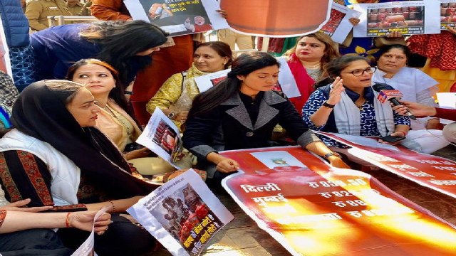 Women Congress Workers Stage Protests Over Hike In LPG Cylinder Prices