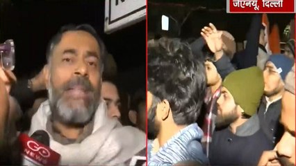 Yogendra Yadav Reaches JNU Campus, Here's How Students React