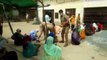 इटावा: बकेवर में भूखे प्यासे लोगों को पुलिस ने बांटा खाना