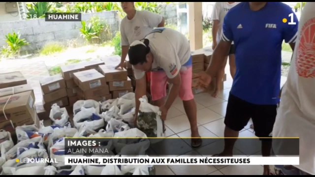 Distribution de denrées alimentaires à Huahine