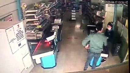 Kurusıkıyla market soygun anı güvenlik kamerasında