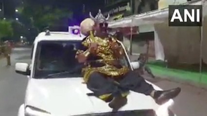 इंदौर की सड़कों पर निकला 'यमराज', बोला-घर से बाहर निकले तो उठा ले जाऊंगा, देखें वीडियो