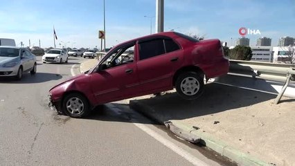 Direksiyon hakimiyetini kaybetti bariyerlerin üzerinde asılı kaldı