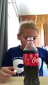 Cette petite fille a tenté une expérience folle en faisant tomber un mentos dans une bouteille de coca pour ensuite accueillir la mousse dans sa bouche.